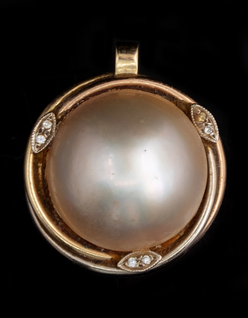 Gold & Pearl Pendant: 14K gold pendant, set with a Moby pearl (21 mm). Weight of the gold (net): 4g. Unmarked, tested gold.