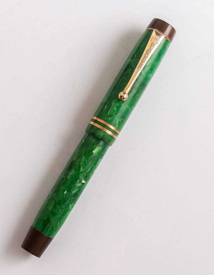 Parker Duofold Jr Streamline Fountain Pen: Parker Duofold Jr Streamline fountain pen, Green jade. Size: 4.55" (11.6 cm). 14K gold nib, F. Very good-excellent condition, in working order.