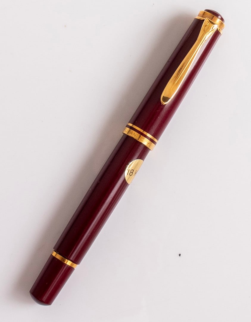 Pelikan M600 Fountain Pen, Old Style: Pelikan M600 fountain pen. Burgundy with gold plated trims. Size: 4.9" (12.5 cm). 18K gold nib, M. Excellent condition.