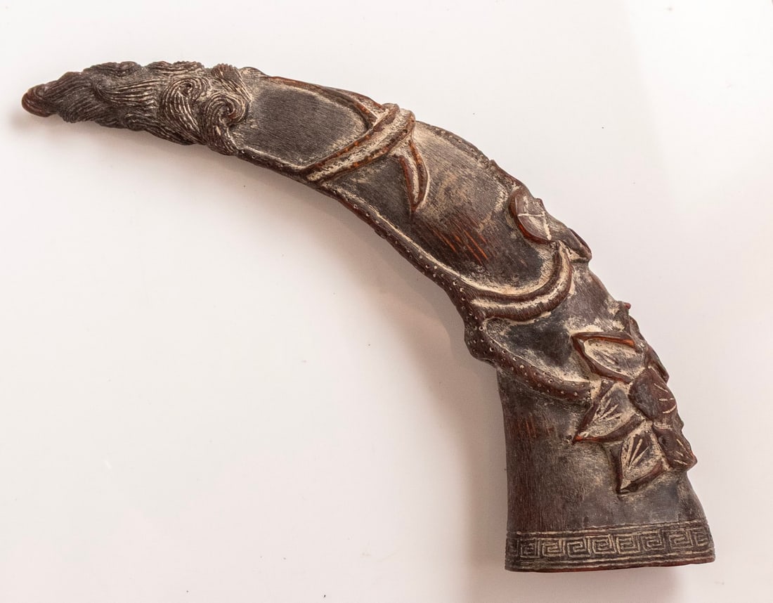 Carved Chinese Horn: Carved Chinese horn, 19th century. Decorated with floral motifs. Length: 23 cm.