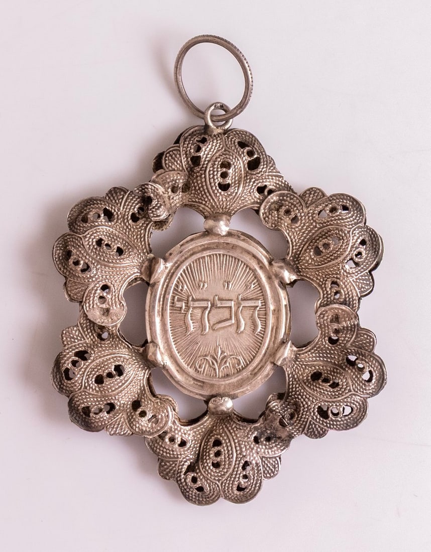 Jewish silver amulet, Italy: Jewish silver amulet, Italy, ca. 1900. Decorated with Hebrew inscriptions. Length: 7 cm. Hallmarked. Minor flaws.