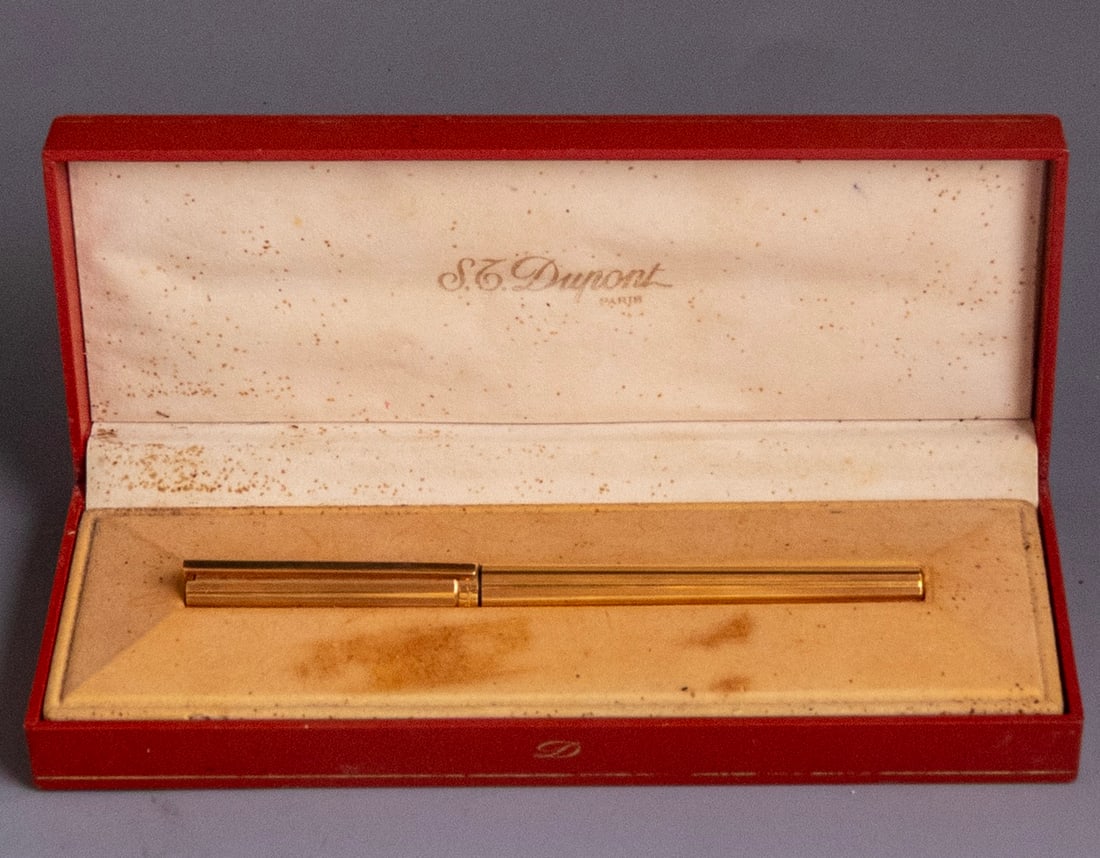 Dupont Classique Fountain Pen: Dupont Classique fountain pen, gold-plated with guilloche work. Size: 5.5" (14 cm), 18K gold nib, F. Very good condition, in original box.