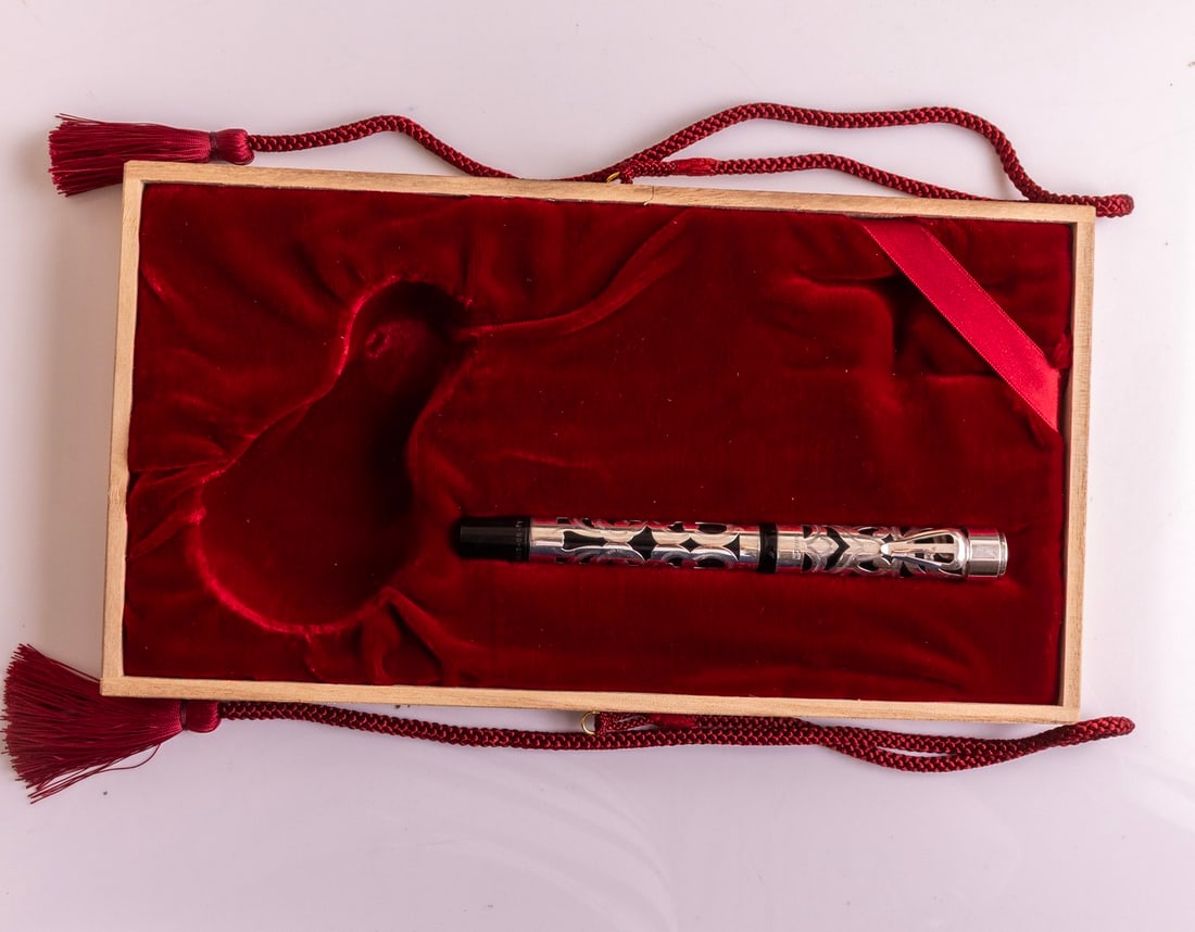 Platinum Arabesque Limited Edition Fountain Pen (1 of 16)