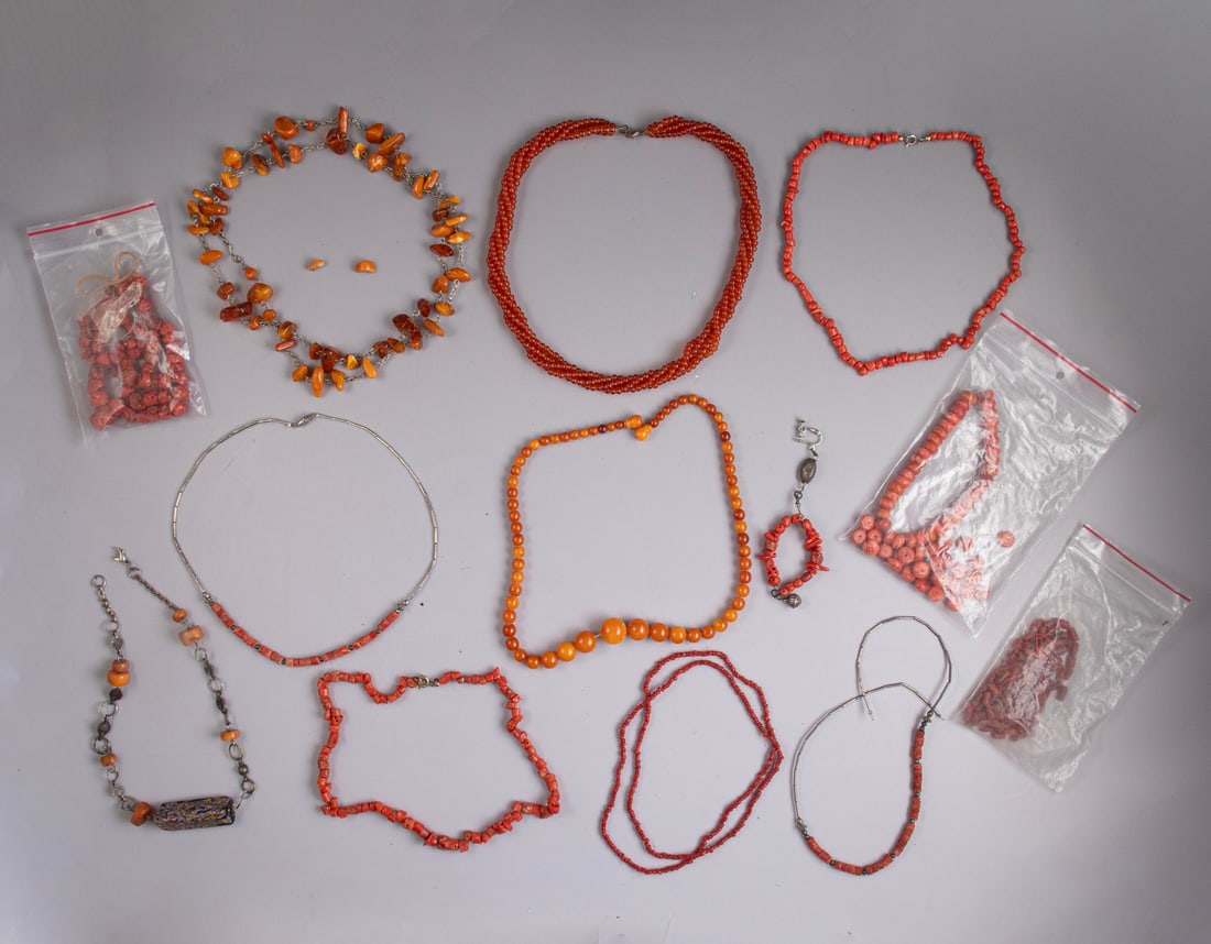 Amber & Coral Necklaces: Lot of necklaces and components made of amber, coral, and glass beads. Some combined with silver elements. Various shapes and sizes. Length: 40–96 cm.