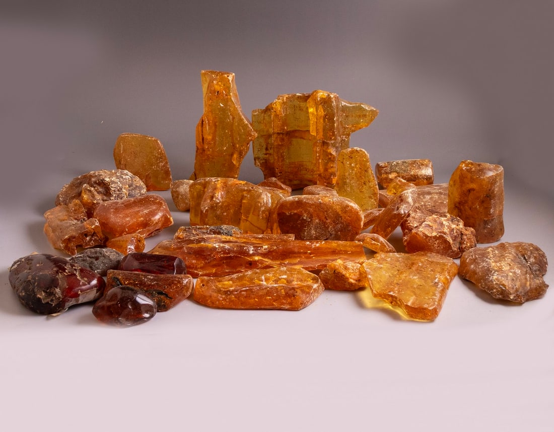 Unworked Amber: Large lot of unworked amber rough pieces. Dimensions: 15X16-3X6 cm. Total weight: 4600 grams.