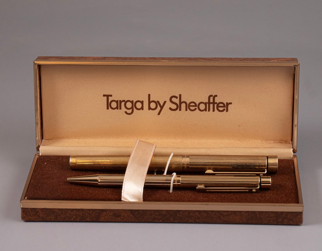 Sheaffer Targa Pen Set: Set of Sheaffer Targa fountain pen and ballpoint pen, gold-plated. Size: 5.15"-5.35" (13-13.6cm), 18K gold nib, M. Very good condition, in original box.