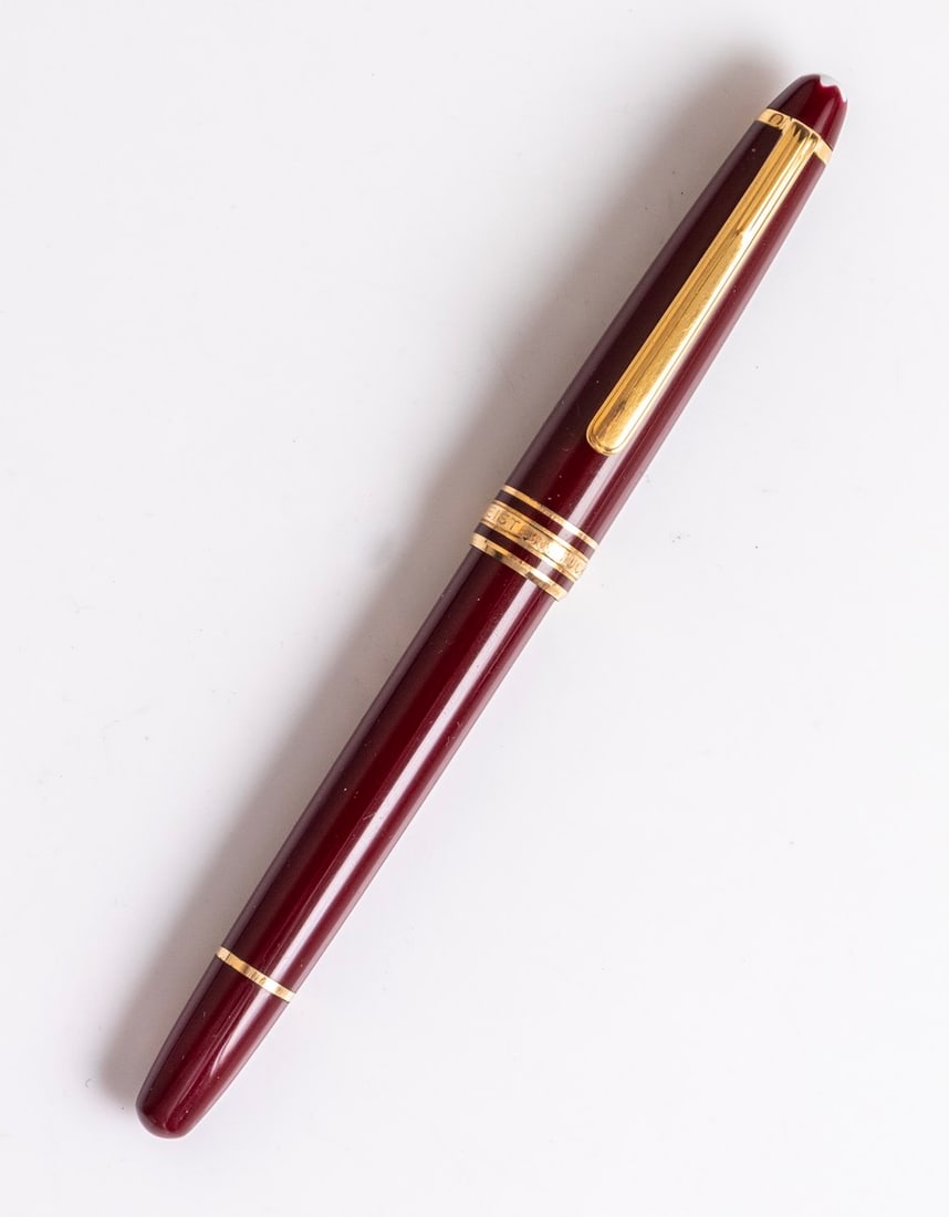 Montblanc Meisterstuck 144 Fountain Pen: Montblanc Meisterstuck 144 fountain Pen, Burgundy with gold plated trims. Size: 5.3" (13.5 cm). 14K gold nib, M. Very good condition, in an original Montblanc leather case.