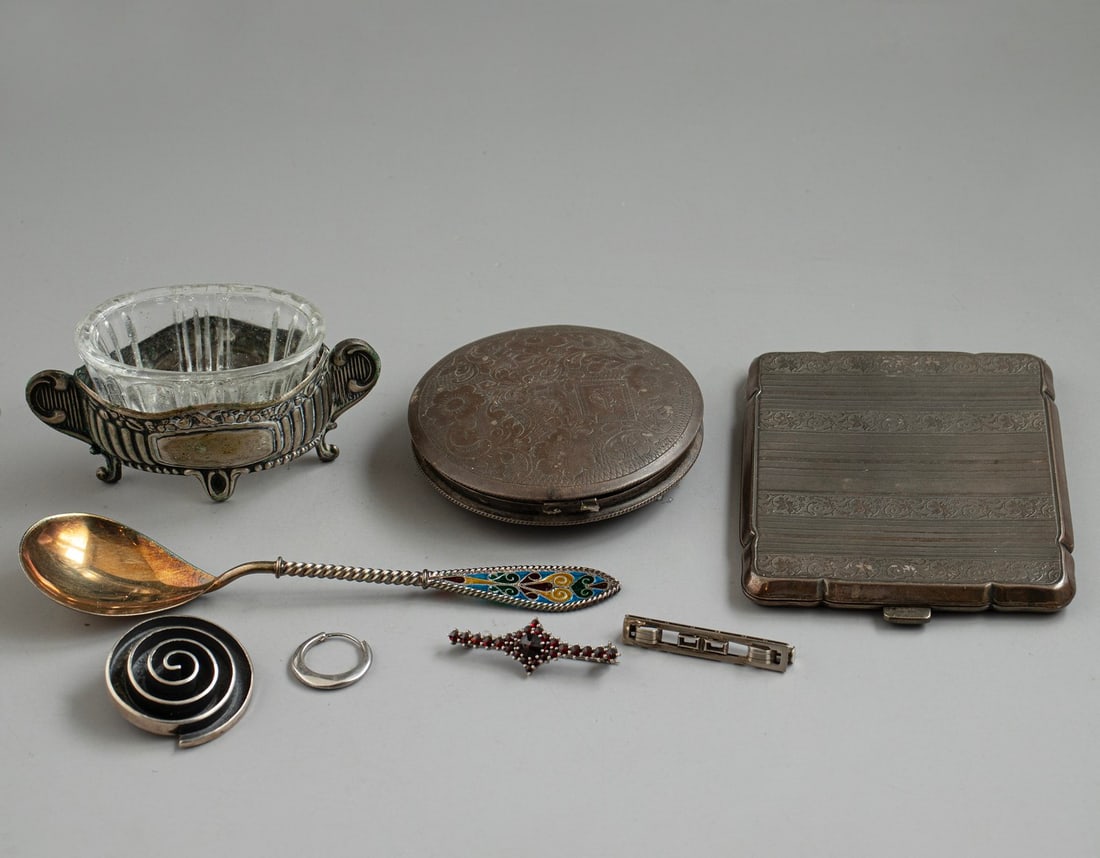 Silver Items, Various Origins: Lot of miscellaneous silver items, various origins. Including pins, a cigarette case, compact, spoon by David Andersen, and more. Some set with stones. Diameter/length: 2–14 cm. Total weight: