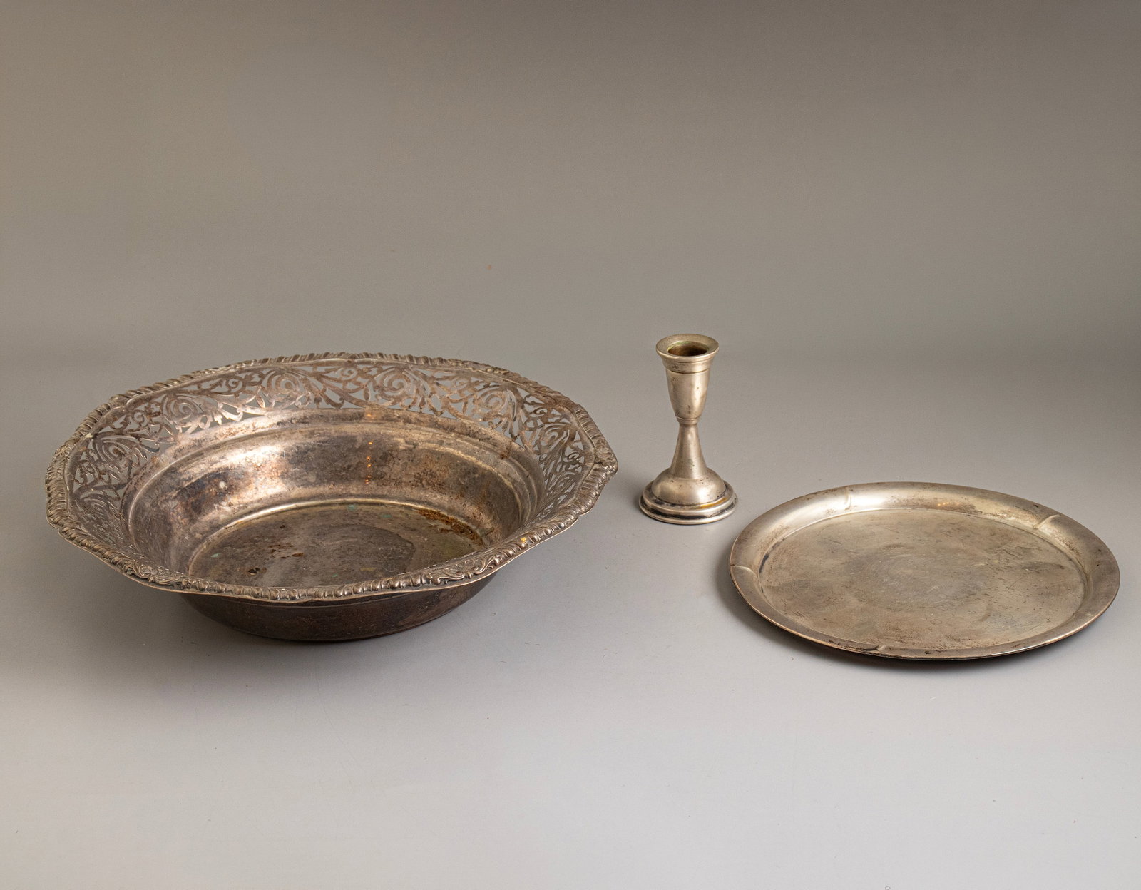 Silver Items, Various Origins: Lot of 3 silver (800-835) items, Germany and Israel. Including a bowl, plate and a candlestick. The bowl is decorated with pierced work of floral motifs. Height/diameter: 8–26 cm. Total