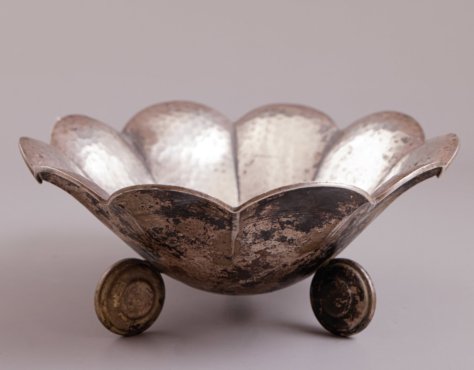 Polish Silver Bowl, Art Deco: Polish 800 silver bowl, Art Deco. Decorated with hammered work. Stands on three legs. Diameter: 16.5 cm. Weight: 136 grams. Hallmarked.
