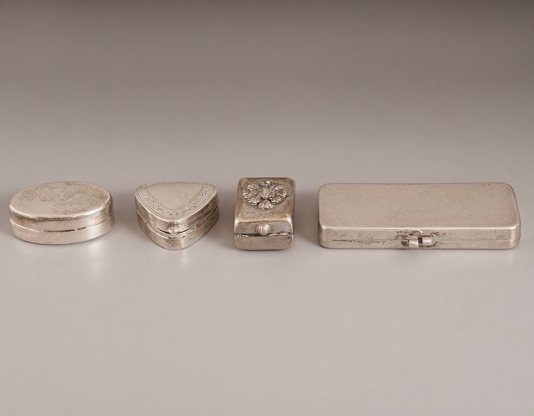 Silver Boxes: Lot of 4 silver boxes (800–925). Length: 3–7 cm. Total weight: 77 grams. Three hallmarked, silver tested.
