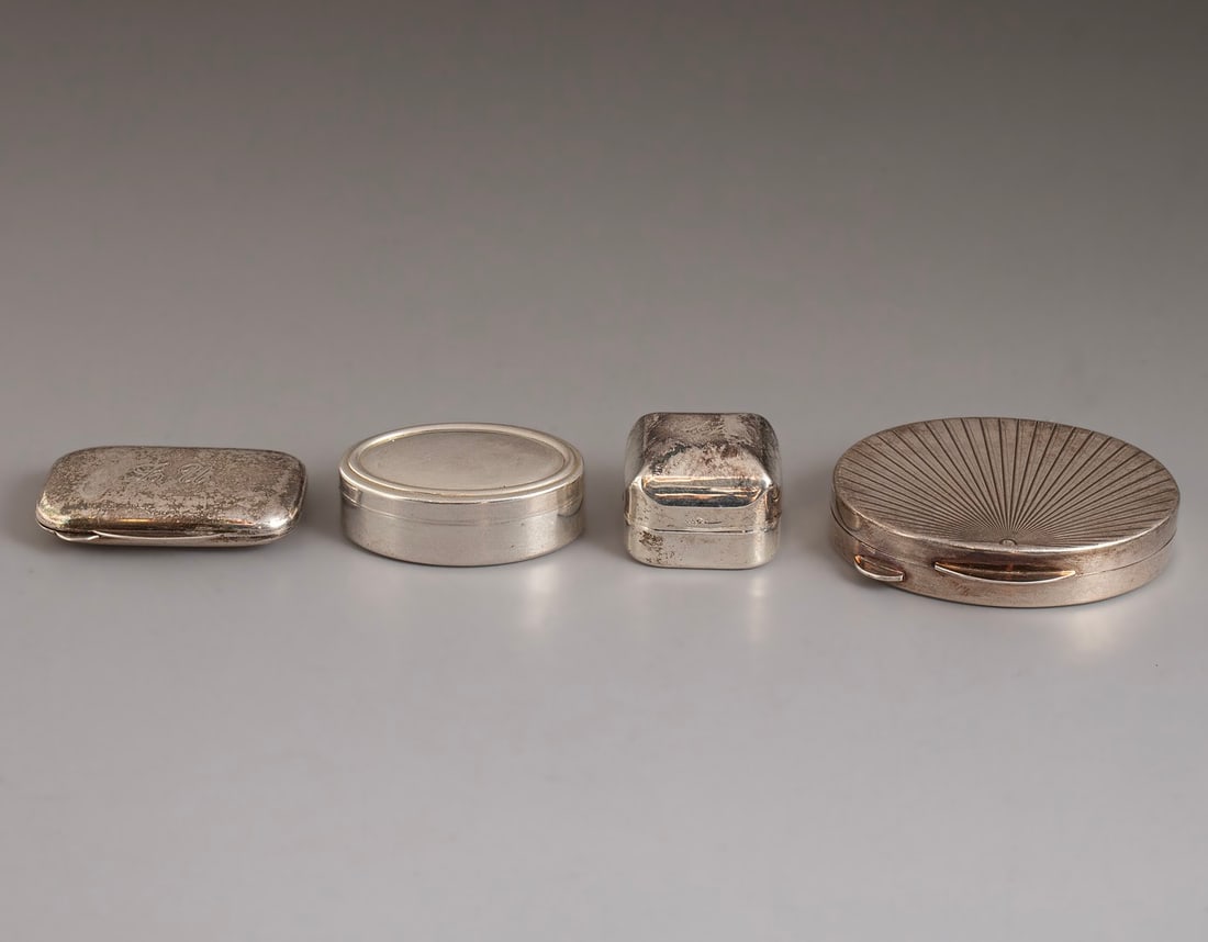 Silver Boxes: Lot of 4 silver boxes (800–925). Length: 2.5–6.5 cm. Total weight: 81 grams. Hallmarked.
