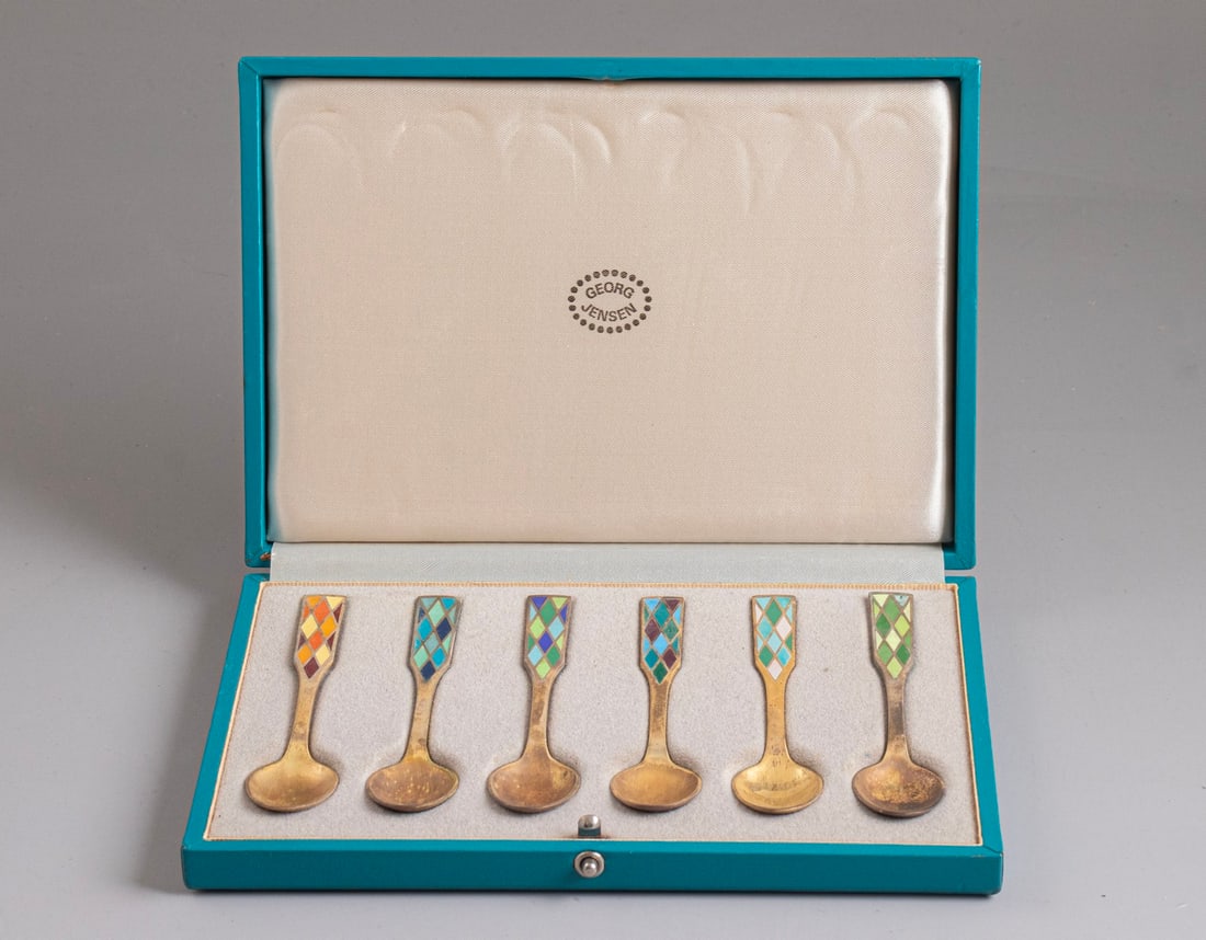 Sterling Silver Spoons, Georg Jensen: Set of sterling silver spoons by Georg Jensen, decorated with enamel. Length: 10 cm. Weight: 71 grams. In original box. Hallmarked.