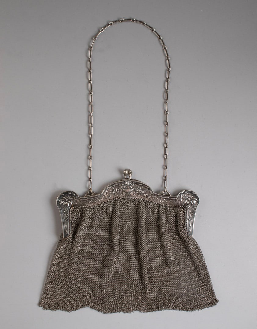 French Silver Mesh Purse: French silver mesh purse. Decorated with reliefs of a vase and floral motifs. With a silver chain. Dimensions (without the chain): 18X19 cm. Weight: 266 grams. Hallmarked. Flaws.