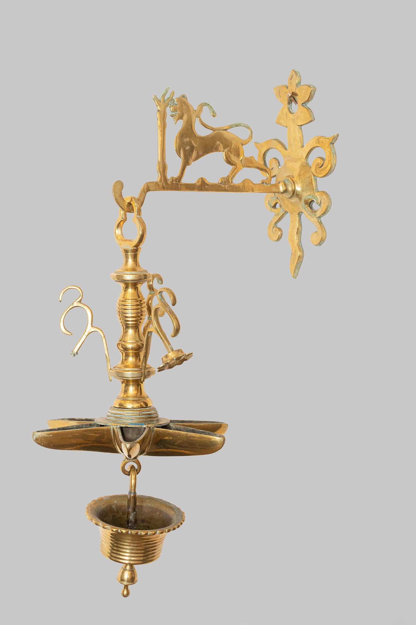 Bronze Judenstern: Jewish bronze ceiling lamp (Judenstern) with 6 branches, probably Alsace, circa 19th century. Height with rack: 41 cm. Additionally, included is a wall bracket decorated with a lion figure.