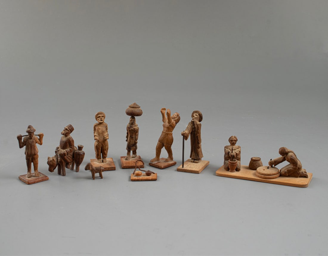 Miniature Olive Wood, Israel: Lot of 8 miniature olive wood figurines by HaOlam HaKatan (“The Little World”), Israel, 1950's. Designed as figures and animals. Height: 1–4 cm. Some dated.