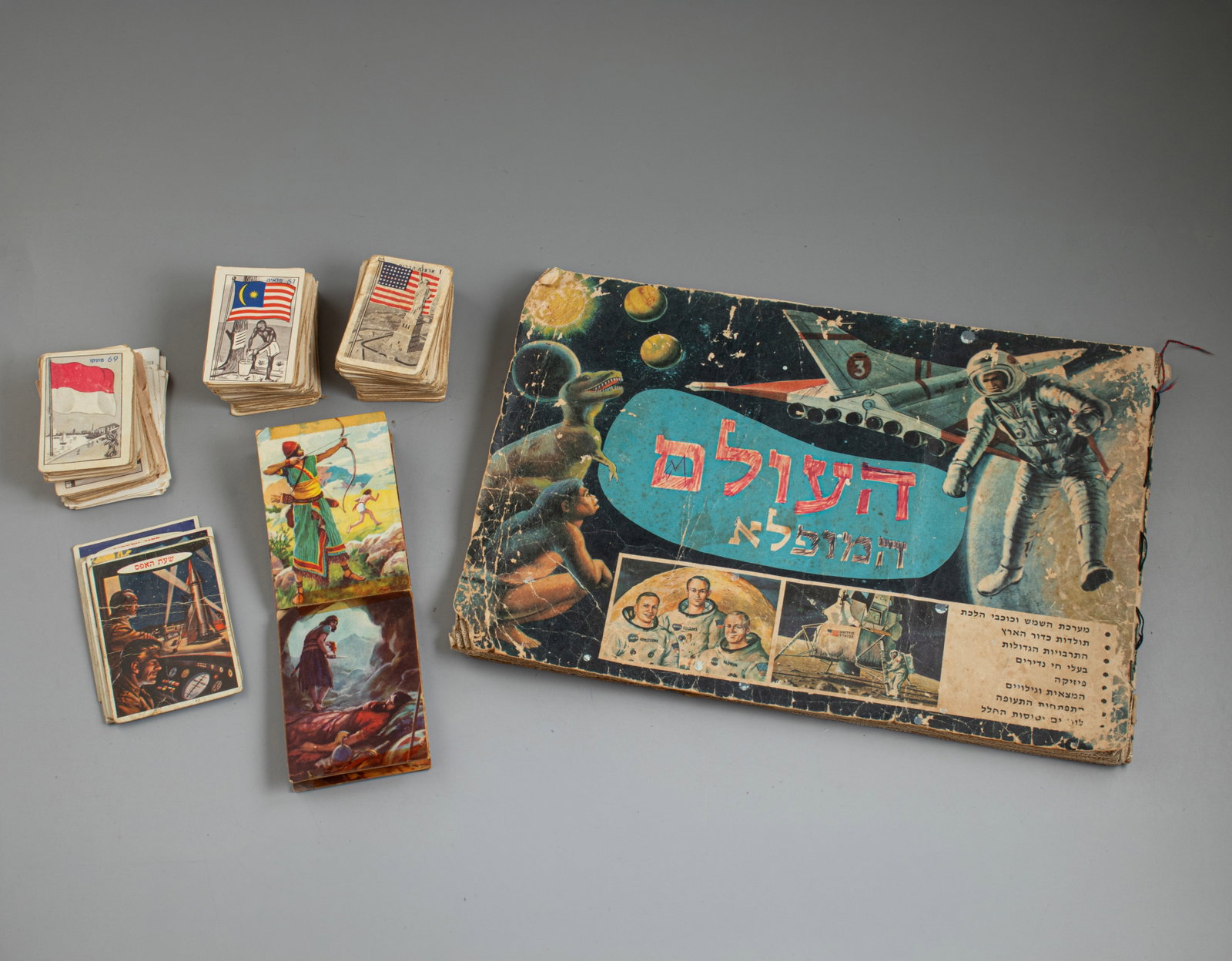 Israeli Cards: Large lot of Israeli cards, various sets, overall very good condition. Including Israeli card album, "Ha'Olam HaMuflah" [1], 69 cards missing, overall fair-good condition, wear and tear for the cover,