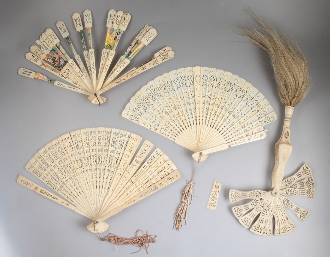 Chinese Fans: Lot of 4 carved Chinese fans, late 19th century. Decorated with openwork. One combined with a brush. Total length: 20.5–37 cm. Various conditions, flaws and missing parts.