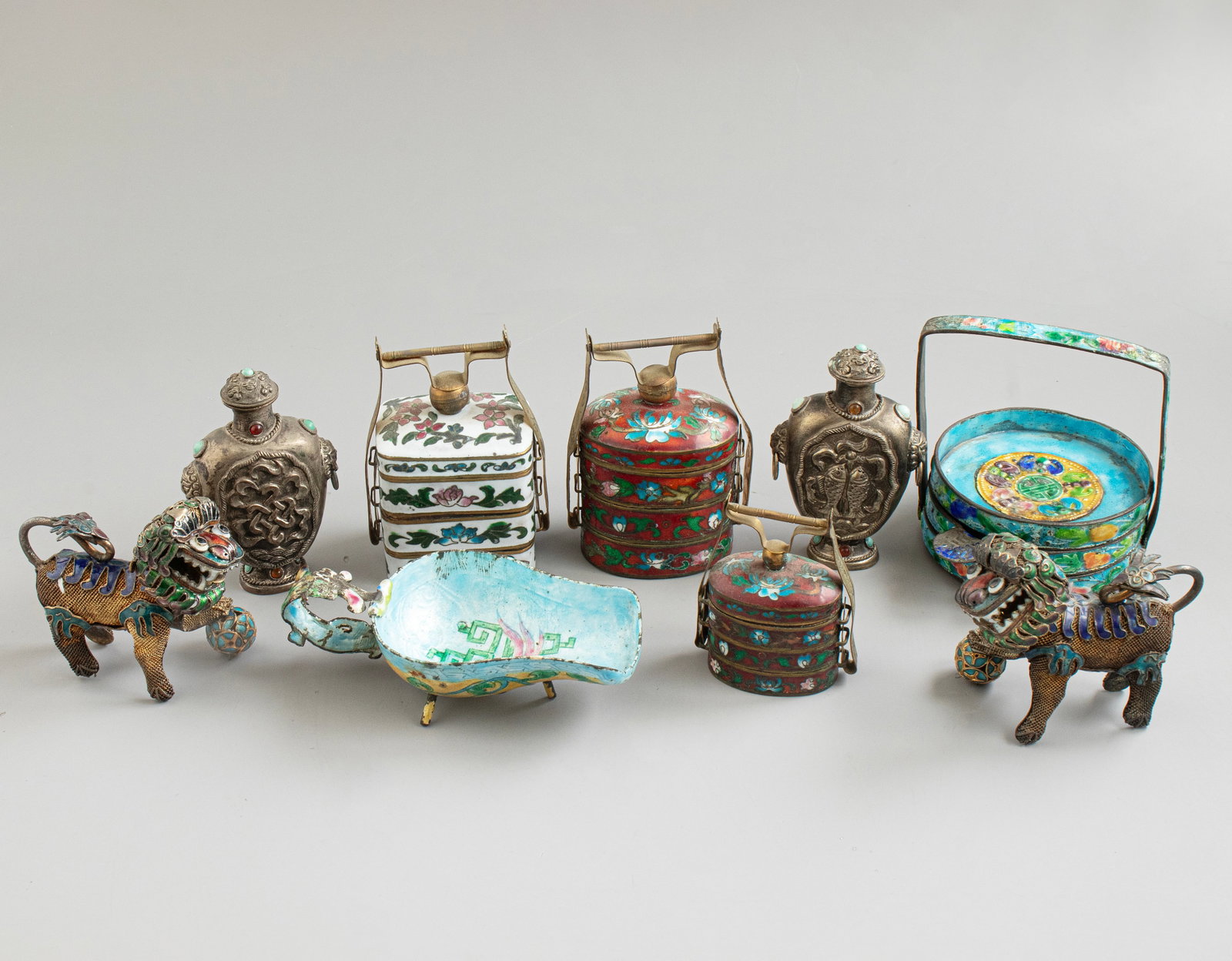 Chinese Items: Lot of Chinese items, made of various materials including metal and porcelain. Comprising a pair of figurines modeled as Foo dogs, a pair of snuff bottles, 2 storage boxes, a stand with 3 bowls and a 