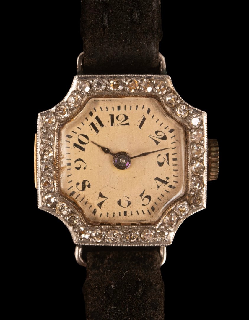Ladies' Gold Watch: Ladies’ mechanical wristwatch, with a 14K gold case set with 32 diamonds. Leather strap. Dial dimensions: 18X18 mm. Total weight: 10.5 grams. Hallmarked. Unknown working condition.