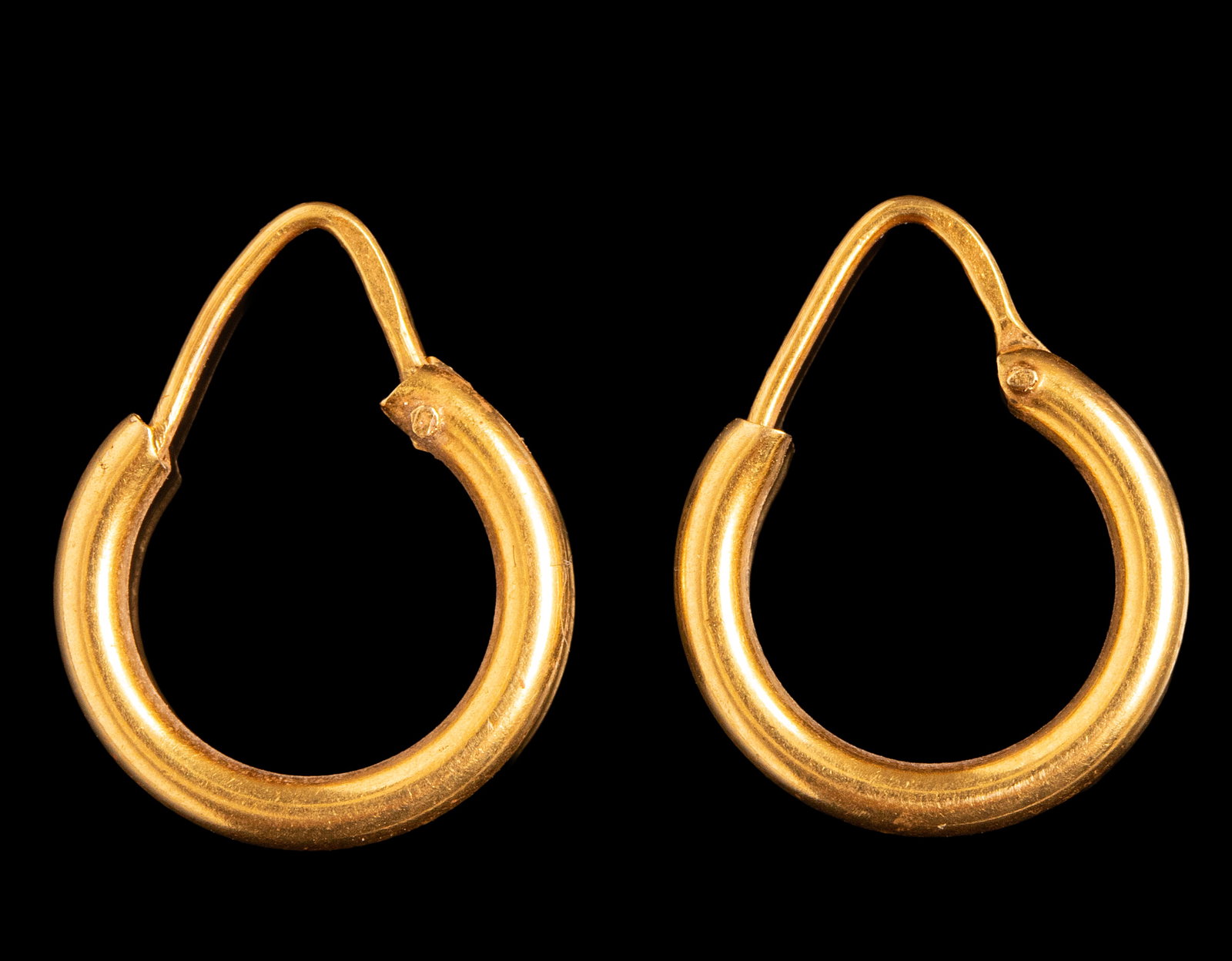 Gold Earrings: Pair of 18K gold hoop shaped earrings. Diameter: 13 mm, Total weight: 1.2 grams. Hallmarked.