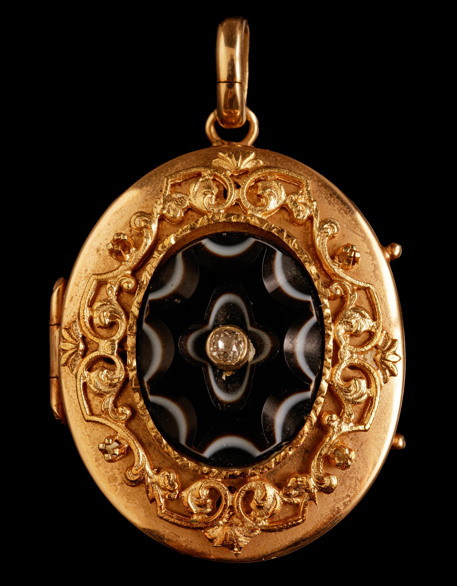 Gold Pendant: 14K gold pendant set with agate and diamond weighing about 8 points. Dimensions: 33X29 mm. Weight: 11.2 grams. Hallmarked.