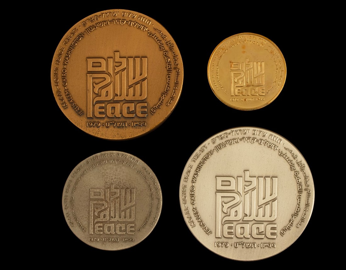 Set of Israeli Medals, Israel-Egypt Peace Treaty: Set of 4 Israeli medals, Israel-Egypt Peace Treaty, 1979, Israel Government Coins and Medals Corp. Comprising of a 900 gold medal (diameter: 35 mm, weight: 30 grams), two 935 silver medals (diameter
