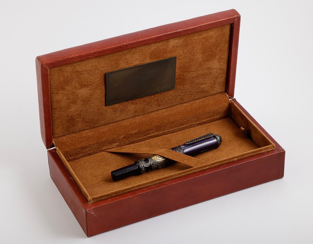 Krone Shakespeare Fountain Pen, Limited Edition: Krone Shakespeare fountain pen, Limited edition. Size: 5.75" (14.7 cm). 2 toned 18K gold nib, M. Numbered 65/388. Excellent condition, in original box, accompanied by the brochure. Never inked.