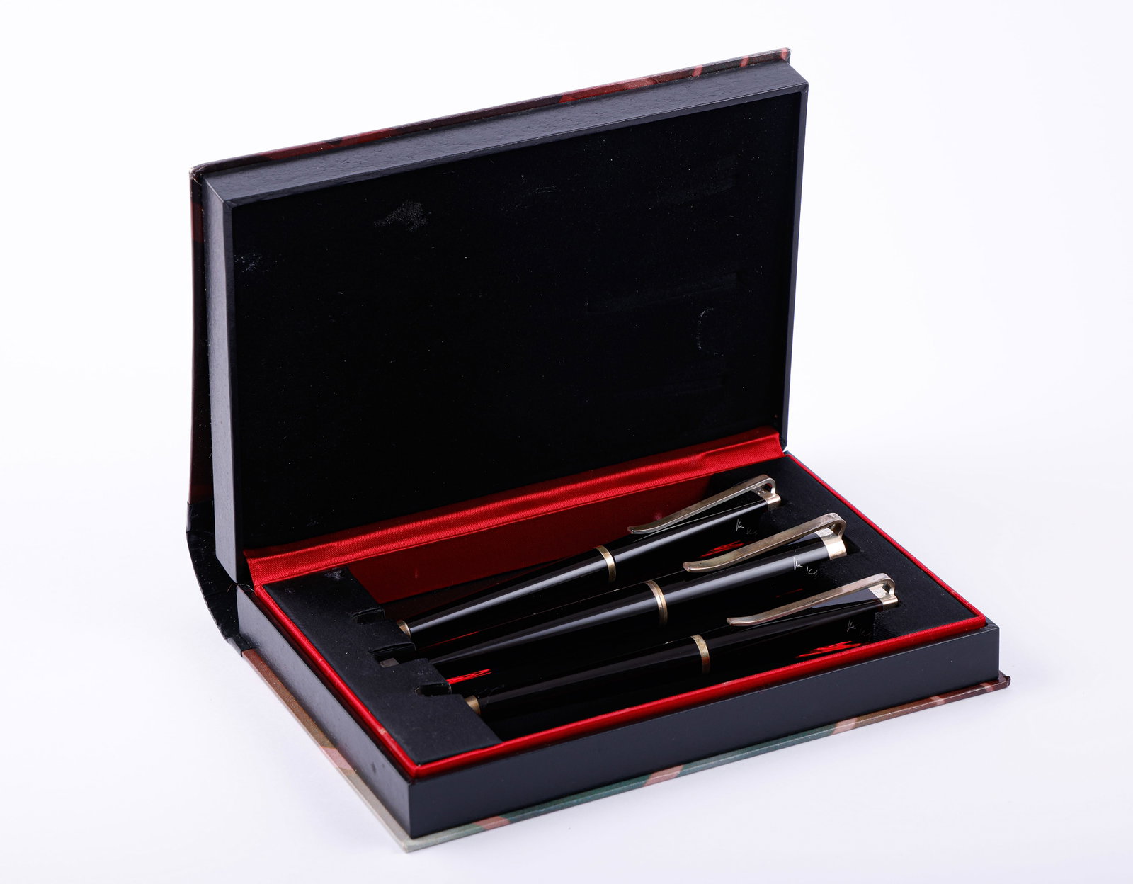Montblanc Limited Writers Edition Pens Set, Franz Kafka: Set of Montblanc Limited Writers edition fountain pen, ballpoint pen and mechanical pencil, "Franz Kafka". Size: 5.7"-5.85" (14.5-14.9 cm). 18K white gold nib, M. Numbered 12287/16500. Mint in origina