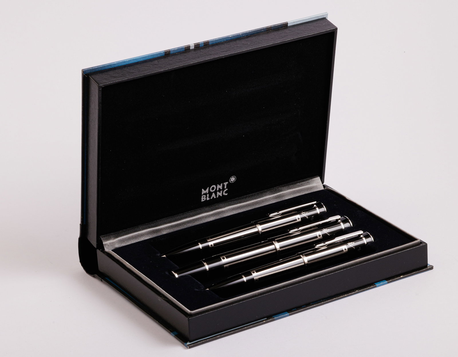 Montblanc Limited Edition Pens Set, Thomas Mann: Set of Montblanc fountain pen, ballpoint pen and mechanical pencil, Thomas Mann, Limited Writers Edition. Size: 5.25-5.5" (13.4-14 cm). 18K white gold nib, M. Numbered 134/12000. Mint, in original cas