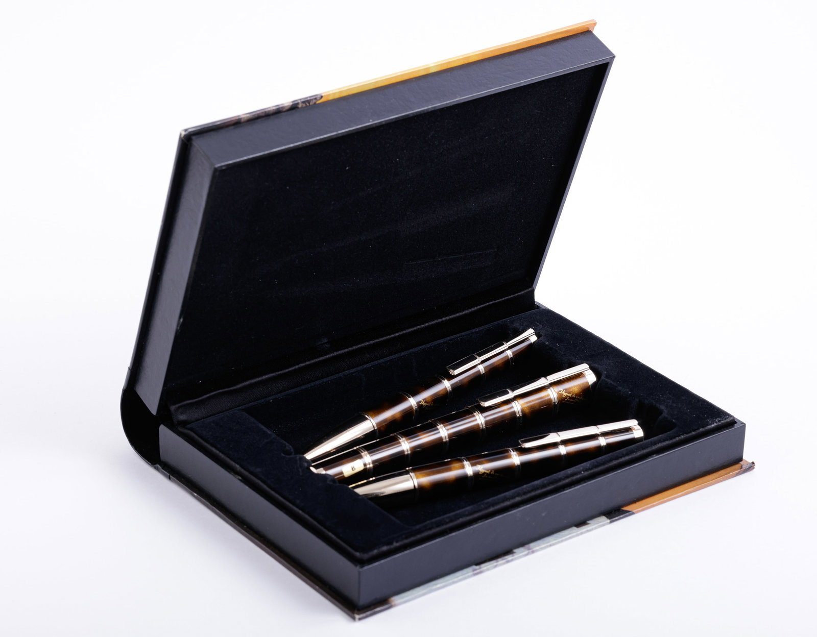 Montblanc Limited Edition Pens Set, Miguel de Cervantes: Set of Montblanc fountain pen, ballpoint pen and mechanical pencil, Miguel de Cervantes, Limited Writers Edition. Size: 5.4"-5.6" (13.8-14.2 cm). 18K gold nib, B. Numbered 1094/17000. Mint, in origina