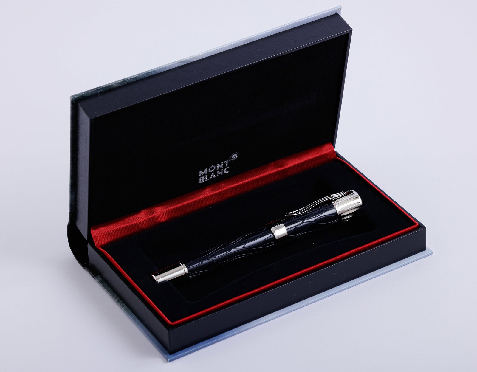 Montblanc Limited Writers Edition Fountain Pen, Mark Twain: Montblanc Limited Writers edition fountain pen, "Mark Twain". Size: 5.6" (14.3 cm). 18K white gold nib, M. Numbered 6851/12000. Mint in original box, accompanied by the brochure. Never inked.