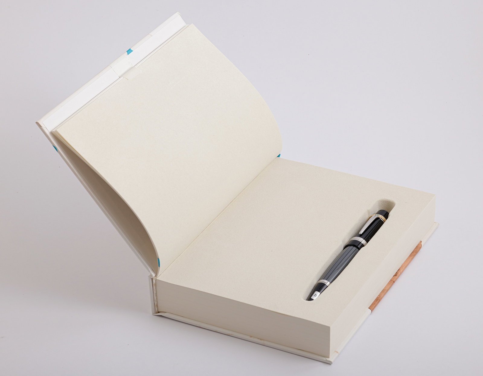 Montblanc Limited Writers Edition Fountain Pen, Honoré de Balzac: Montblanc Limited Writers edition fountain pen, "Honoré de Balzac". Size: 5.5" (14 cm). 18K white gold nib, M. Numbered 8896/10000. Mint in original box, accompanied by the brochure. Never inked.
