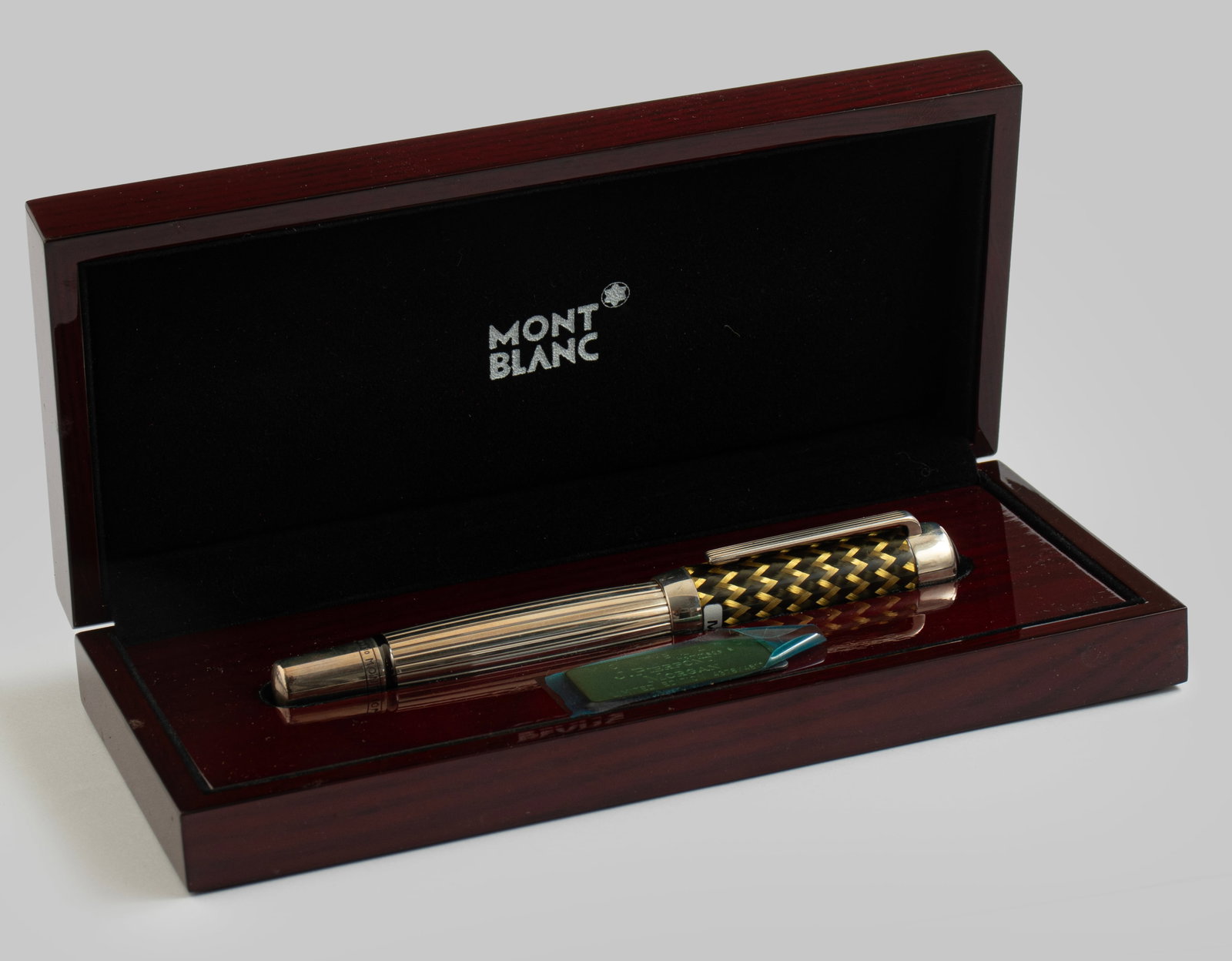 Montblanc POA JP Morgan Fountain Pen, Limited Edition: Montblanc JP Morgan fountain pen, Patrons of Art series. Sterling silver barrel with cap made of sterling silver overlay and carbon, Limited edition. Size: 5.5" (14 cm). 18K gold nib, M. Numbered 4378