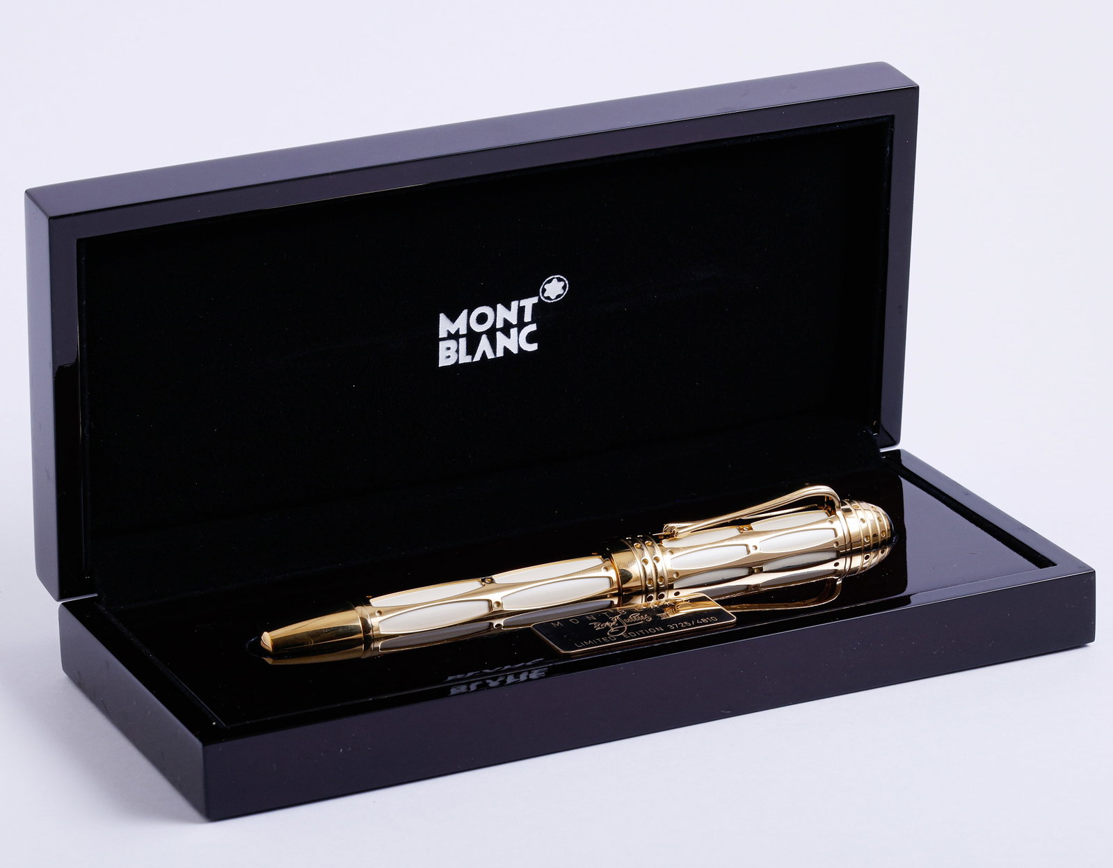 Montblanc Pope Julius II Fountain Pen: Montblanc Pope Julius II fountain pen, Patrons of Art series. 2005 Limited edition, numbered 3725/4810. Size: 5.7" (14.6 cm). 18K gold nib, M. Mint condition, never inked, in original box with certifi