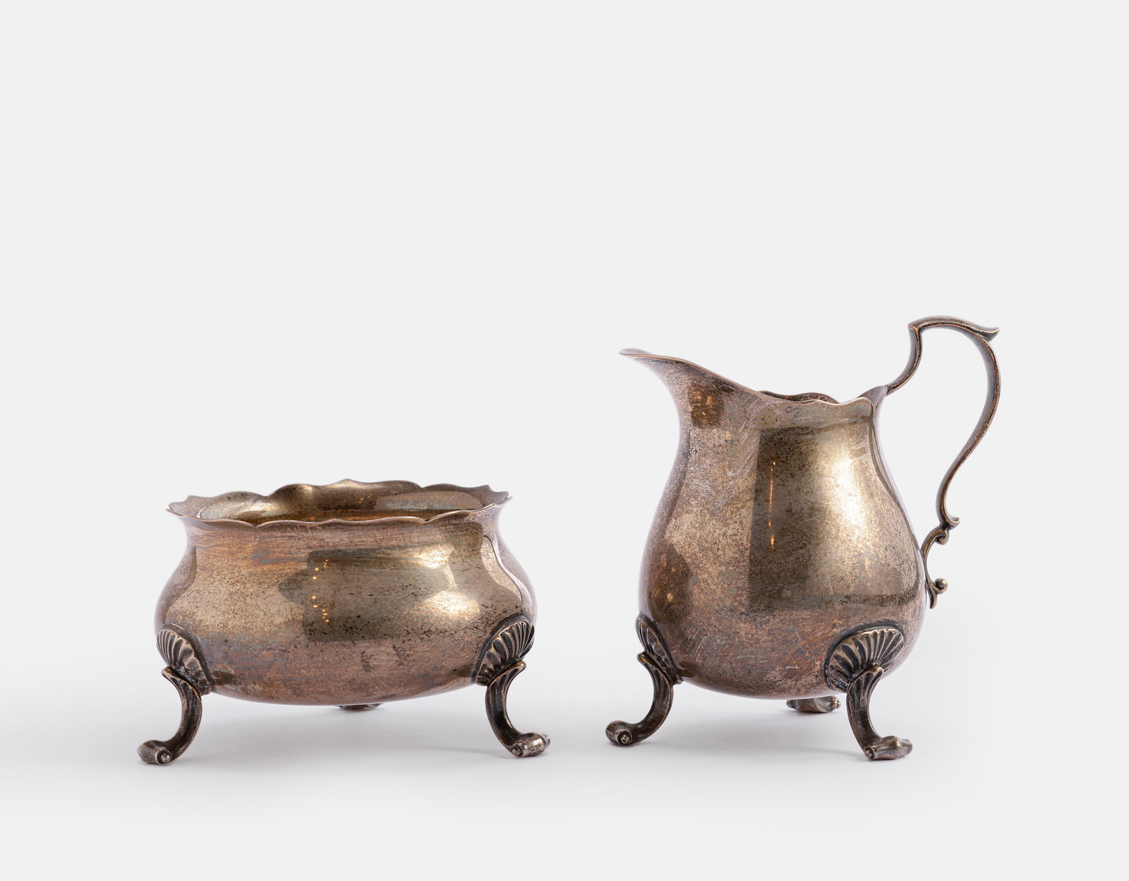 American Silver Items, Poole: Lot of 2 American sterling silver items by Poole, comprising a creamer and sugar bowl. Stands on 3 legs. Height: 5–9 cm. Total weight: 215 grams. Hallmarked.