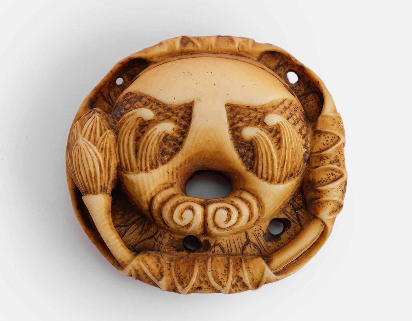 Carved Japanese Netsuke: Fine Japanese netsuke, Meiji period. Carved in the form of a crab inside a lotus. Diameter: 4 cm.