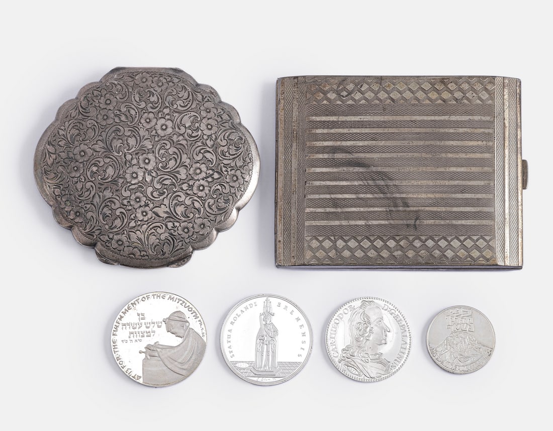 Silver Items: Lot of 6 silver (800-925) items, various origins. Including a cigarette case, powder compact, and 4 coins. Length/diameter: 2-9.5 cm. Total weight: 238 grams. Hallmarked, silver tested.