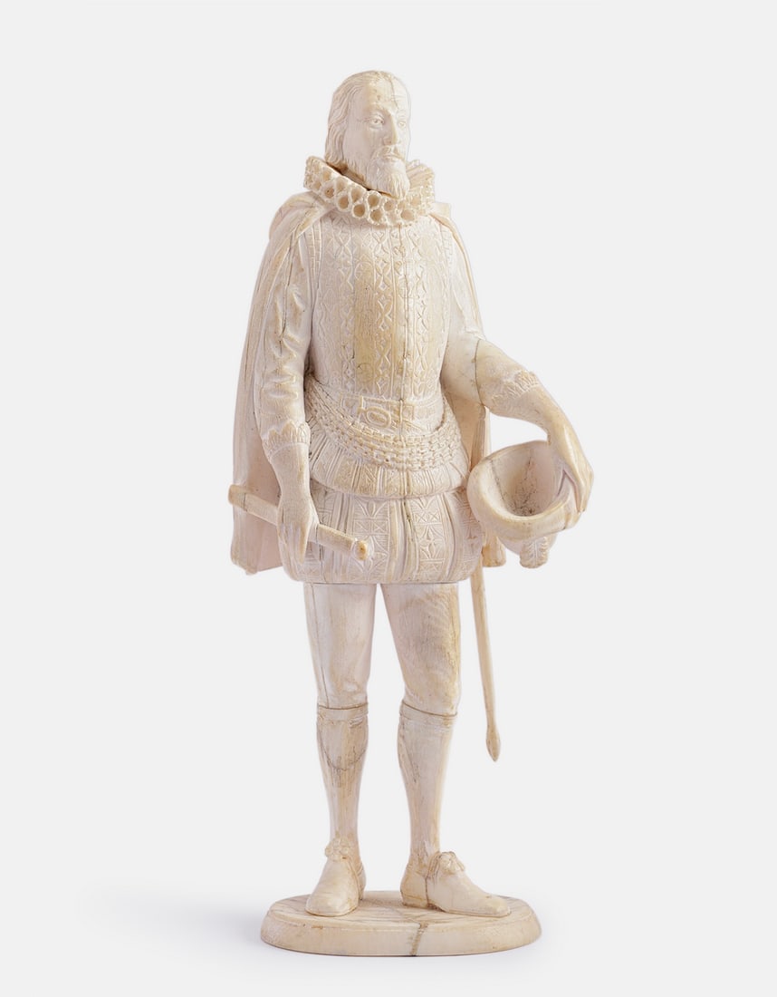 Carved European Sculpture, Sir Francis Drake: European sculpture, circa 18th century. Carved depicting Sir Francis Drake. Height: 22 cm. Cracks.