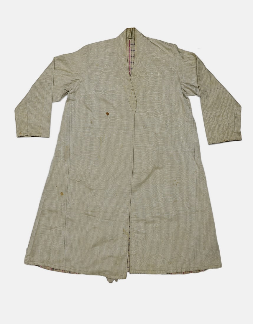 Ethnic Kaftan: Ethnic kaftan, made of light-colored satin fabric with a checkered fabric lining. Length: 135 cm. Sleeve span: 165 cm. Overall good condition, minor flaws (stains).