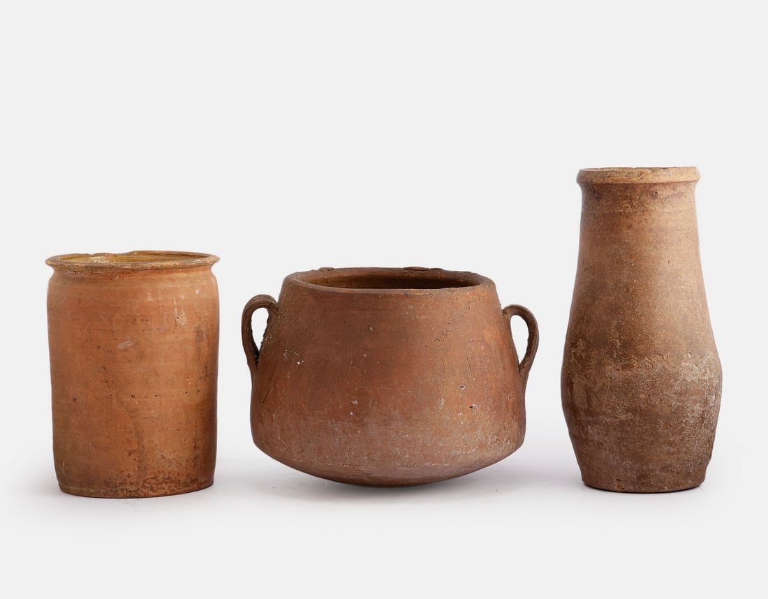 Palestinian Pottery Jars: Lot of 3 Palestinian pottery storage jars. Height: 17–26 cm. Diameter: 11–21 cm. Good condition, minor flaws.