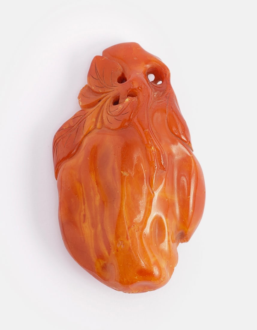 Chinese Amber Figurine: Chinese amber figurine, Qing period. Carved in the form of a gourd. Dimensions: 8.5X5 cm. Weight: 40 grams.