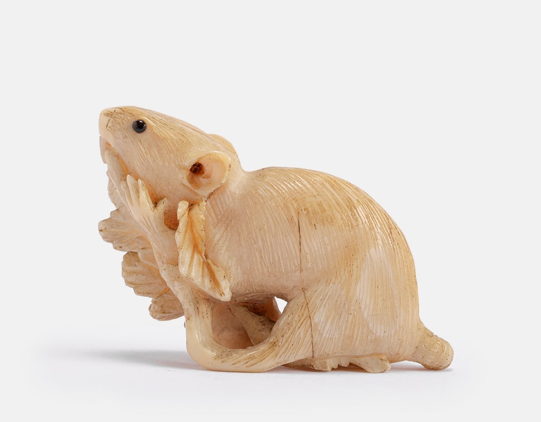 Carved Japanese Netsuke: Japanese netsuke, 20th century. Carved in the form of a mouse. Length: 5 cm.