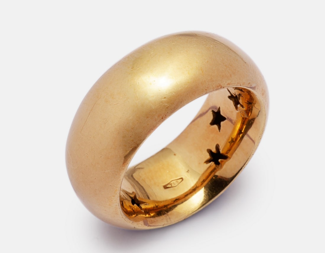 H. Stern Gold Ring: 18K gold ring by H. Stern, decorated with stars on its inner part. Size: US 7. Weight: 13 grams. Hallmarked.