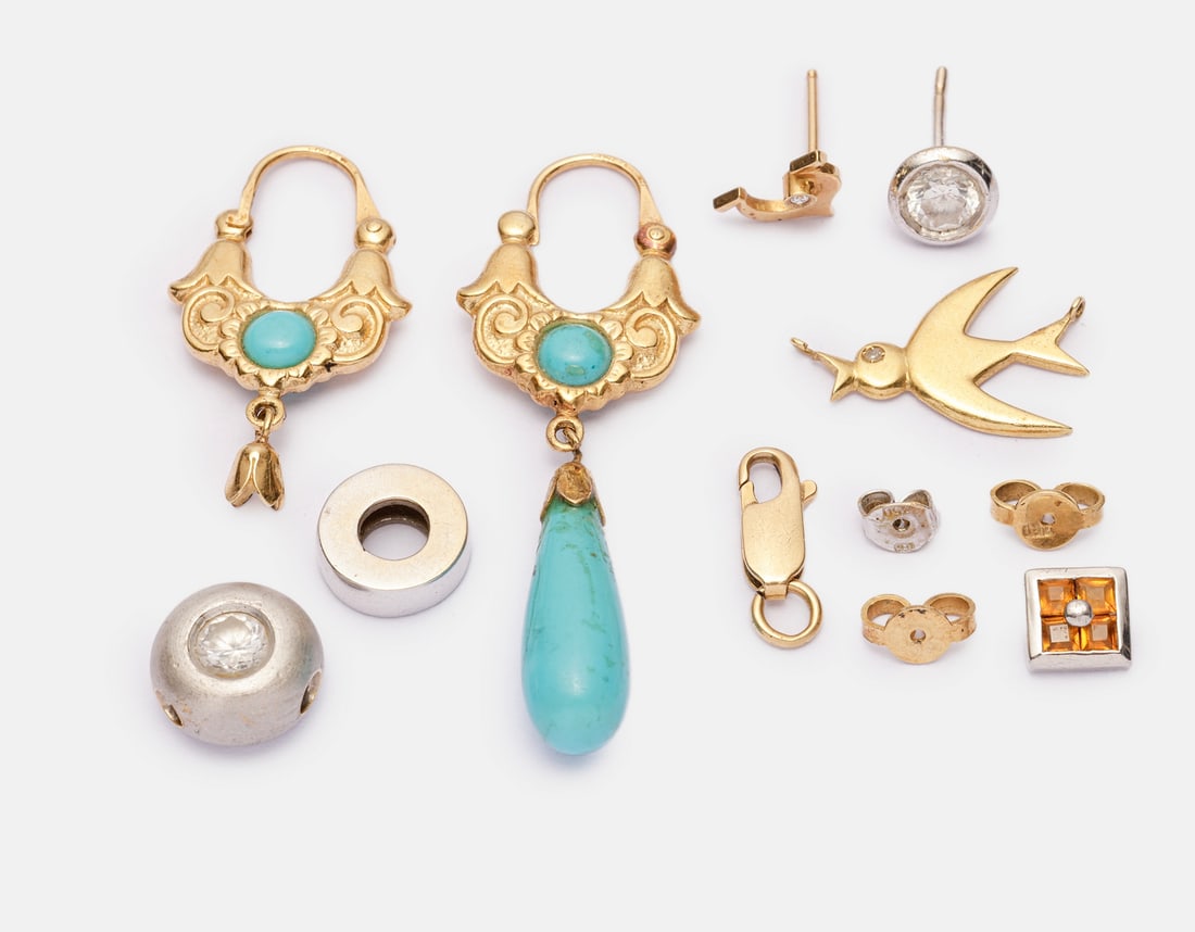 Gold Jewelry & Parts: Lot of 18K gold jewelry and jewelry parts. Including earrings, a pendant, and more. Total weight: 14.7 grams. In addition, a platinum piece set with stones weighing 0.6 grams. Some hallmarked, various