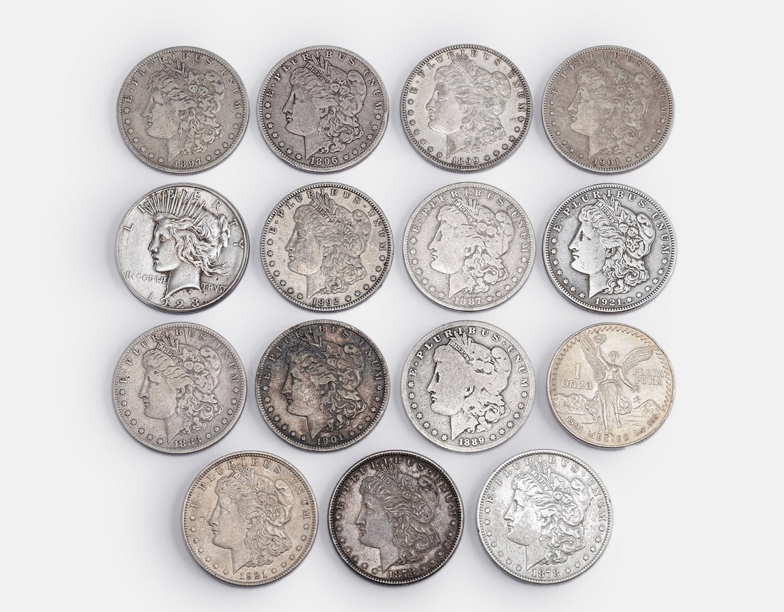 American Morgan Silver Dollar Coins: Lot of 15 US Morgan silver dollar coins. Total weight: 401 grams. Various years and conditions.