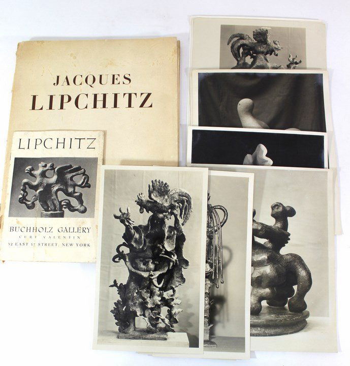 Lot of items of the artist Jacques Lipchitz: Lot of items of the artist Jacques Lipchitz including a booklet for his exhibition with an illustration by the artist, a book on his work bearing his autograph and photographs of his work. Overall med