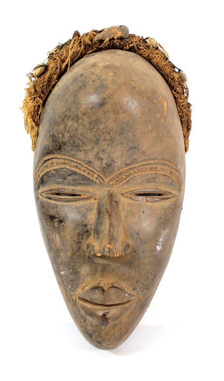 Vintage African wooden mask: A vintage African wooden mask. Decorated with rope hair and with several seashells. Height: 28 cm. Minor flaws.