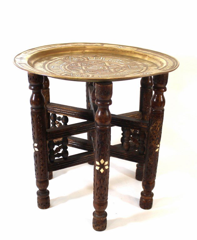Jewish brass plate, Damascene work: A Jewish brass plate inlaid with silver and copper (Damascene work). Bears Hebrew inscriptions ("Souvenir of Jerusalem"). Diameter: 31 cm. On a wooden base (table legs) decorated with marquetry work a