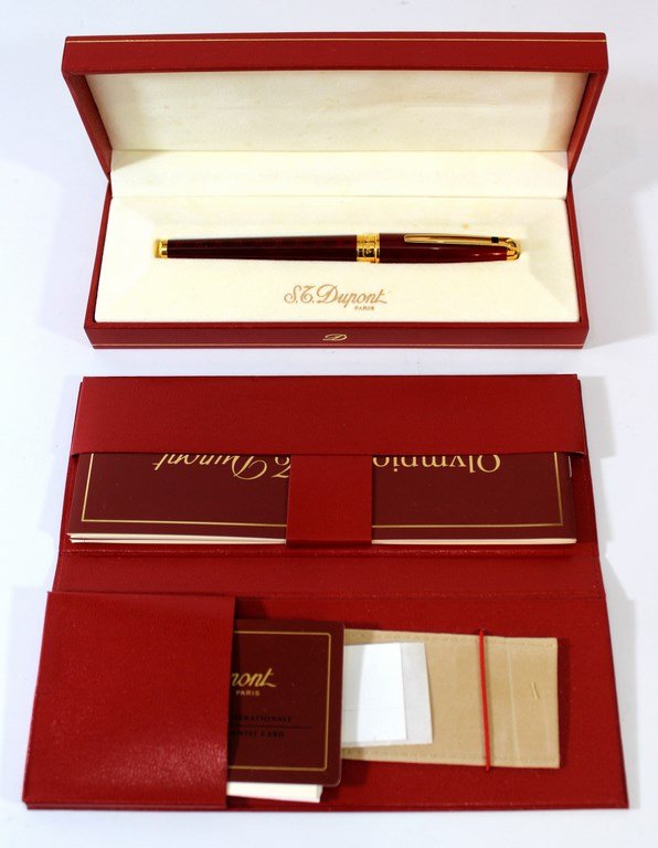 Dupont fountain pen: A Dupont fountain pen. With an 18k gold nib (M). New condition, in the original box. Red color.